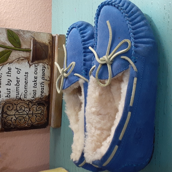 UGG SLIPPERS SZ 5 - Picture 2 of 7